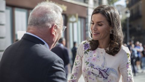 La reina Do�a Letizia saluda al presidente de la Confederaci�n Salud Mental Espa�a, Nel Gonz�lez Zapico