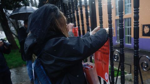 Colocan carteles en el CEIP Isaac Piral durante la �marcha f�nebre� por la educaci�n p�blica en Ferrol.