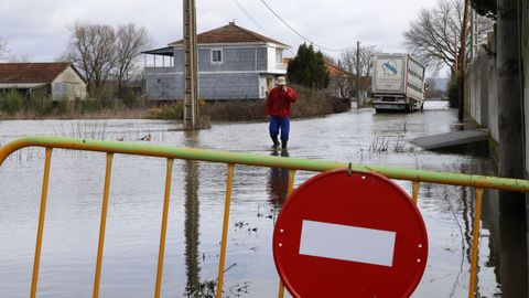 Un cami�n en Xinzo de Limia se queda atascado en un socav�n en una pista inundada