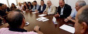 Diputados, alcaldes y portavoces del PP en la comarca  acompa�aron a Jos� Manuel Balseiro en la rueda de prensa de ayer.