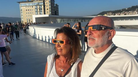 Una pareja en la pasarela del ascensor sobre la AP-9
