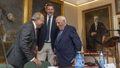 Francisco Loimil con Jos� Gabriel Barreiro P�rez (derecha), a los que acompa�a el conselleiro de Cultura, Jos� L�pez Campos.