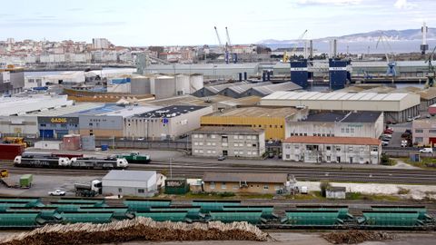 En primer t�rmino, vista de parte de la zona ferroviaria de San Diego y de las naves industriales instaladas