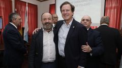 Javier Garat, en el centro, con Basilio Otero, presidente de la Federacin Nacional de Cofradas de Pescadores (izquierda), Domingo Rey, patrn mayor de Celeiro (derecha), el pasado sbado, en el foro pesquero celeirense