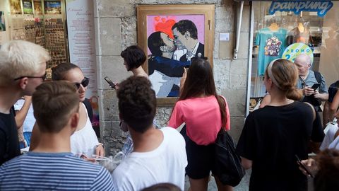 El artista urbano TVBoy plasmó en el centro de Barcelona su visión del debate con una pintura de un apasionado beso entre Sánchez e Iglesias