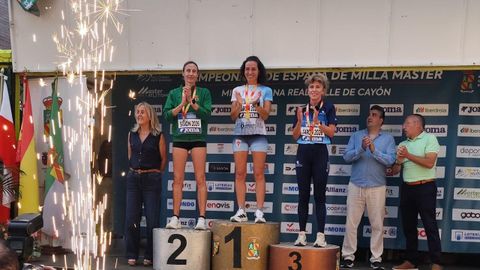 Sole Leiro en lo alto del podio de Milla en Ruta en Cantabria donde bati� el r�cord de Espa�a F50