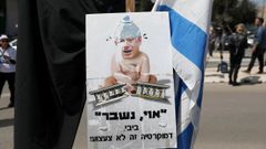 
Activistas de izquierda israel�es protestan frente al Parlamento