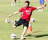 Pablo �lvarez golpea el bal�n durante una sesi�n de entrenamiento en O Ceao.