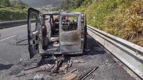 El vehculo estall en llamas despus de que el conductor lo parase en un arcn cercano a la salida de A Merc.