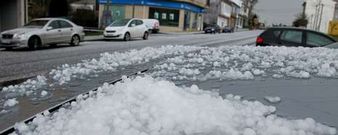 <span lang= es-es >Granizada en Mazaricos</span>. En A Picota los pedruscos de granizo cubrieron las calles y dos coches se salieron de la v�a.