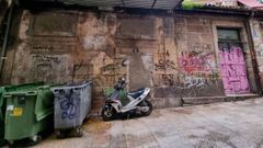 El Concello ha bloqueado el acceso al edificio donde un joven tuvo que ser rescatado en la noche de Reyes tras haberse colado por un agujero. Antes de tapiarlo, hubo que desalojar a un grupo de personas que pretend�an okupar el inmueble.