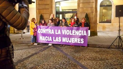 Concentraci�n en Gij�n de repulsa por el asesinato machista de Lorena Dacu�a