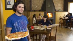 I�n Fern�ndez, un joven de A Fonsagrada que tras trabajar en un hotel de Suiza mont� una pizzer�a en A Fonsagrada