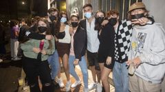 Un grupo de j�venes en el regreso del ocio nocturno con menos restricciones en Carballo