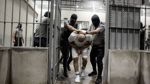 Supuesto miembro de la banda criminal Tren de Aragua, en la cárcel abierta por el presidente Bukele en El Salvador.