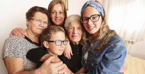 Balbina, ayer por la tarde, rodeada de una parte de su familia en su casa de Berbia, en san Adrin de Castro (Zas). 