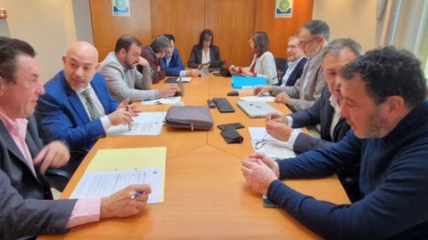 De�izquierda a derecha, Jos� Ram�n Pando, concejal de Licencias y Disciplina Urban�stica del Ayuntamiento de Oviedo; Rodrigo Pintueles, concejal de Medio Ambiente de Gij�n; Manuel �ngel �lvarez, alcalde del Ayuntamiento de Mieres; Manuel �ngel Campa, concejal de Desarrollo Urbano y Econ�mico del Ayuntamiento de Avil�s; Pablo �lvarez Cabrero, vicepresidente de Cogersa; Nieves Roque��, consejera de Transici�n Ecol�gica y presidenta de Cogersa; Paz Orviz, gerente de Cogersa; Rafael Fueyo, secretario del consejo de administraci�n; Enrique C�spedes, interventor de Cogersa; Jorge Su�rez, alcalde del Ayuntamiento de Goz�n y Julio Garc�a, alcalde de Laviana.