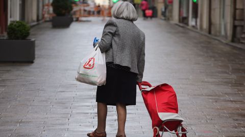 Personas mayores paseando por Ferrol