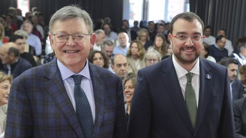  El secretario general de la Federaci�n Socialista Asturiana y presidente del Principado, Adri�n Barb�n (d), y el expresidente de la Generalitat Valenciana, Ximo Puig