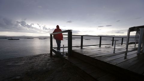 En el caso de Punta Cabalo en Arousa, el eclipse tampoco ser� total, sino que se situar� a 54 kil�metros de la totalidad. La ocultaci�n m�xima del Sol dentro de la parcialidad ser� del 99,6 %. El astro rey tendr� una elevaci�n de 12,3 grados. Estar� en un punto relativamente alto, comparado con otras ubicaciones. Adem�s, al no existir ning�n obst�culo f�sico posando la mirada sobre el horizonte el entorno ser� el ideal. Habr� que dirigir la mirada en direcci�n oeste-noroeste.