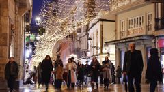 Ambiente de compras navide�as en la calle Real de A Coru�a