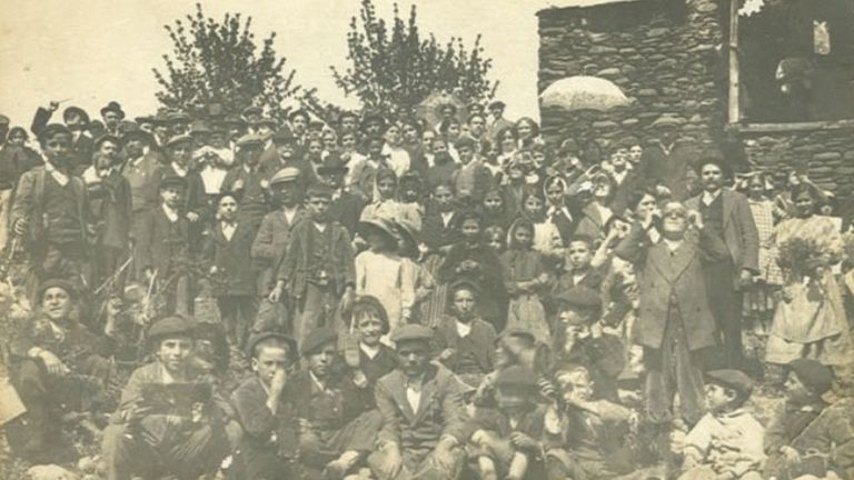 Vecinos de O Barco de Valdeorras durante el eclipse del 17 de abril de 1912.