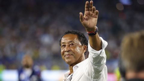 Bubista agradece el apoyo de la grada tras el partido contra Argentina.