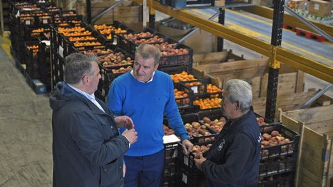 Manuel Pardo, en el centro, este mircoles en la nave que el Banco de Alimentos tiene en San Cibrao.