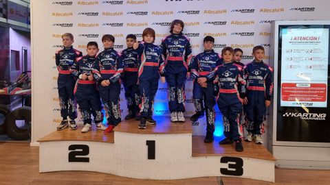 lvaro Castro (segundo por la izquierda) entre los chavales de automovilismo becados para el campeonato gallego, a travs de la factora de pilotos de Karting Marineda