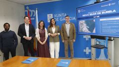 En la firma del convenio entre la Xunta y el Concello de Burela para la nueva depuradora estuvieron presentes, de izquierda a derecha, el concejal popular F&eacute;lix Martins; el delegado territorial de la Xunta, Javier Arias; la conselleira de Medio Ambiente, &Aacute;ngeles V&aacute;zquez; la alcaldesa de Burela, Carmela L&oacute;pez y el director de Augas de Galicia, Roi Fern&aacute;ndez