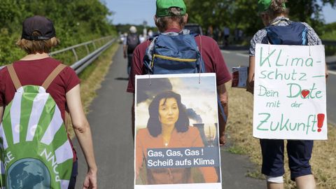 J&oacute;venes activistas por la defensa del clima en una protesta este s&aacute;bado en la localidad germana de Werne