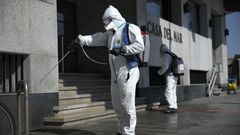 Labores de desinfecci�n por la pandemia del coronavirus el pasado abril en la Casa del Mar de A Coru�a
