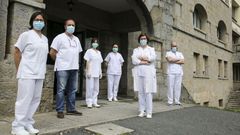 El equipo. De izquierda a derecha: Esther Ru�z Calero, supervisora de Medicina F�sica y Rehabilitaci�n; �scar Castro G�mez, fisioterapeuta; Concepci�n Baamonde Pedreira, jefa del Servicio de Medicina F�sica y Rehabilitaci�n; Isabel Henriques Salgado, fisioterapeuta; Mar�a V�zquez G�mez, adjunta especialista en Medicina F�sica y Rehabilitaci�n y Rub�n Mora Boga, adjunto especialista en Medicina F�sica y Rehabilitaci�n