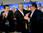 <span lang= es-es >Cambio en Andaluc�a</span>. Javier Arenas abraza a Zoido en la �ltima ejecutiva del PP andaluz que presidi�, el pasado d�a 17.