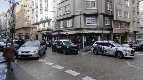 Despliegue policial en el Agra do Orz�n por un hombre atrincherado que realiz� disparos contra el edificio de enfrente