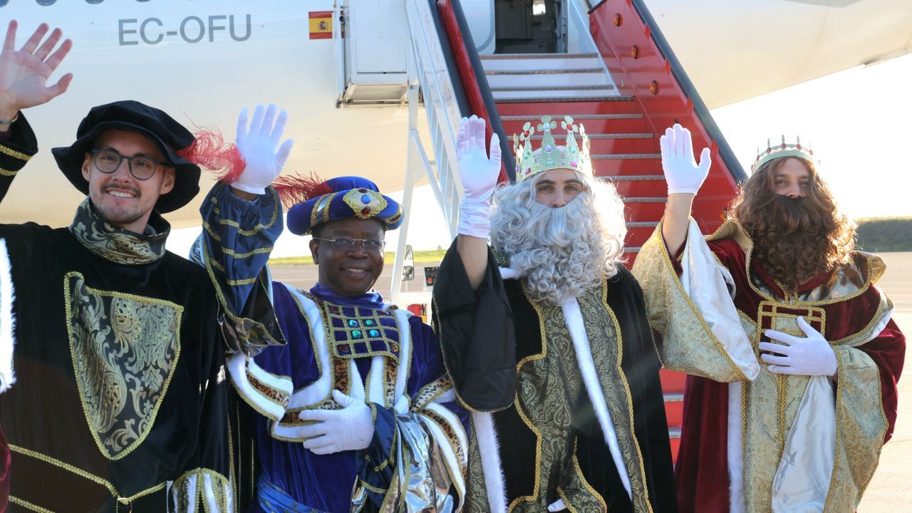 El avión de los Reyes Magos, procedente de Oriente, aterriza en Santiago