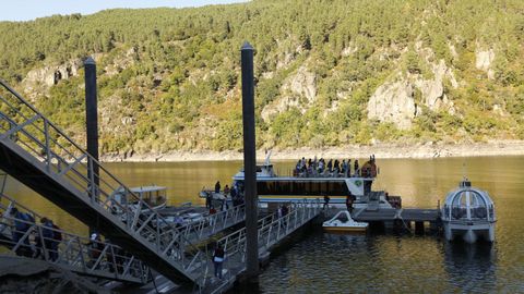 El catamarn que recorre los caones del Sil sale de Santo Estevo