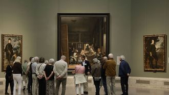 Un grupo de personas observa 'Las Meninas' de Vel�zquez en el Museo del Prado