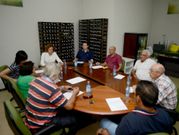 El pleno de ayer, con Zarraqui�os de blanco presidiendo. 