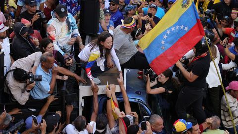 Mara Corina Machado entre sus seguidores en Caracas