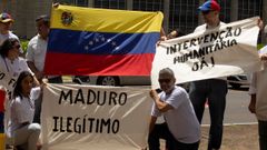 Un grupo de venezolanos se manifestan frente a la canciller�a brasile�a en Brasilia