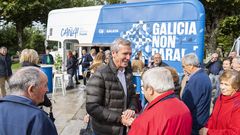 El presidente del PP, Alfonso Rueda, con el bus de Galicia non para! en el concello de Cuntis.