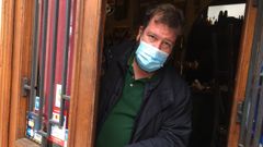 Jorge Otero, de Casa Ponte, en la entrada de su negocio