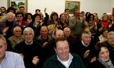 Antelo recibi� abrazos y el apoyo directo de centenares de vecinos que abarrotaron el Concello.