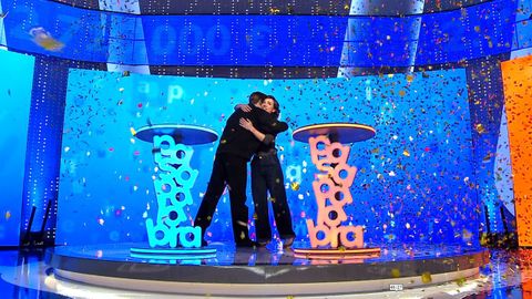 Manu y Rosa se abrazan tras el Rosco final.