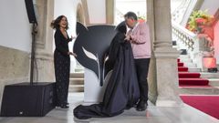 La vicepresidente de la Asociaci�n de Informadores Cinematogr�ficos de Espa�a (AICE), Elena S. S�nchez, y el alcalde Miguel Anxo Fern�ndez Lores�desvelaron el s�mbolo de los Premios Feroz