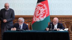 Abdul� y Ghani, durante la firma del acuerdo por el cual se reparten el poder en Afganistan