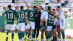 Jugadores y cuerpo t�cnico abraz�ndose en A Malata. 
