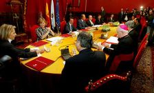 <span lang= es-es >La �ltima, en diciembre del 2003</span>. El rey presidi� en dicho mes la �ltima reuni�n celebrada por el Real Patronato, con Aznar al frente del Gobierno central y Fraga del auton�mico.