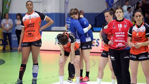 Las jugadoras del Super Amara Bera Bera lamentan su derrota frente al Mavi Nuevas Tecnologías, tras concluir la final de la XXXIX Copa de la Reina de balonmano femenino en partido que se ha disputado esta tarde en el pabellón de Ciudad Jardín de Málaga
